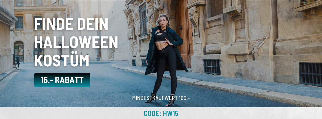 Frau in stylischem Outfit posiert auf der Straße mit einem Text, der einen Rabatt auf Halloweenkostüme anbietet. Code: HW15.