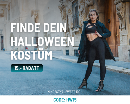 Frau im schwarzen Outfit posiert selbstbewusst; Text wirbt für Rabatt auf Halloween-Kostüme mit dem Code HW15.