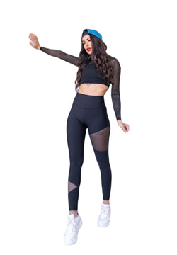 Frau in schwarzer Sportkleidung und blauer Mütze posiert in Lisminas 1017 Tulle Detailed Sport Leggings in Schwarz.